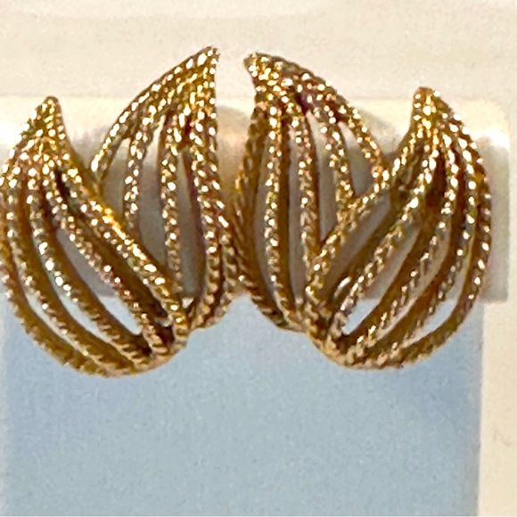 Monet Jewelry - MONET PATD rare vintage double leaf clip on gold tone earrings.